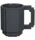 Taza de ladrillos de construcción color negro