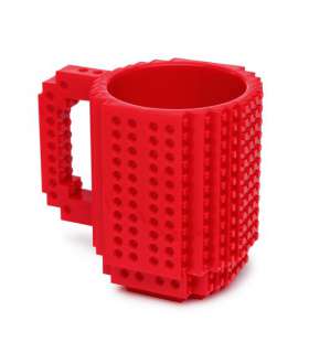 Taza de ladrillos de construcción color rojo